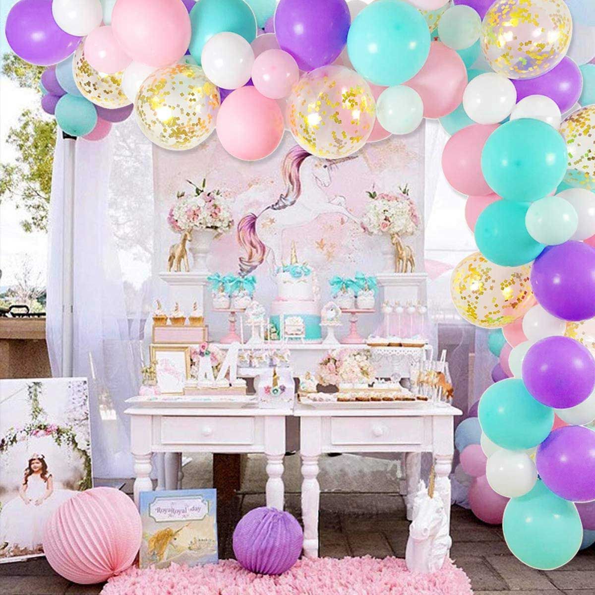 arc de globus de colors amb una taula de festa d