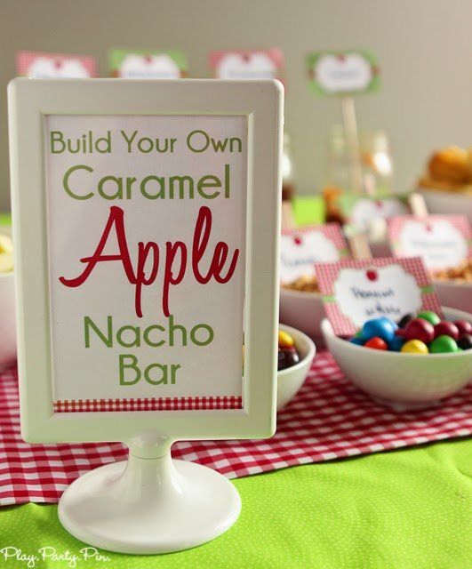 Изградете своя собствена идея за карамелен ябълков начо бар от playpartyplan.com