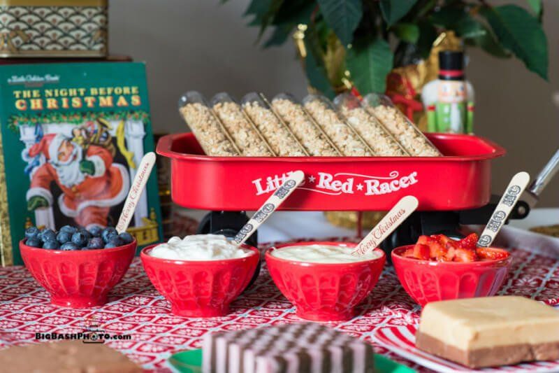 Αγαπήστε όλες αυτές τις χαριτωμένες ιδέες για χριστουγεννιάτικα πάρτι εμπνευσμένες από το χριστουγεννιάτικο πρωί, ειδικά το μπαρ granola στο μικρό κόκκινο βαγόνι!