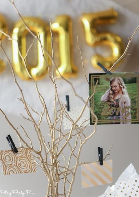 Amei essa ideia de fazer uma árvore de conselhos de formatura inspirada em folha de ouro, perfeita para exibir anúncios de formatura e obter conselhos e parabéns!