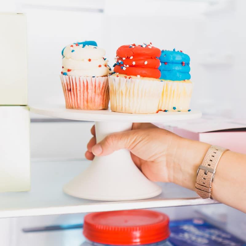 Κόκκινα λευκά και μπλε cupcakes τοποθετούνται στο ψυγείο Gladiator All
