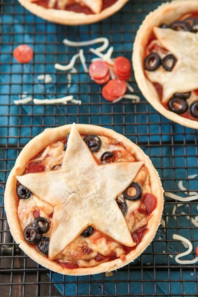 Tyto mini pizzové koláče jsou ideální pro každého, kdo miluje Gilmorova děvčata, pizzu nebo koláče! Vaše oblíbené pizzové polevy pečené do koláčové krusty je téměř jako koláčová verze vašich oblíbených pizzových rolí. Tak snadný recept na pizzu a miluji hvězdu Stars Hollow nahoře! Rozhodně to přidávám na můj jednoduchý předkrm!