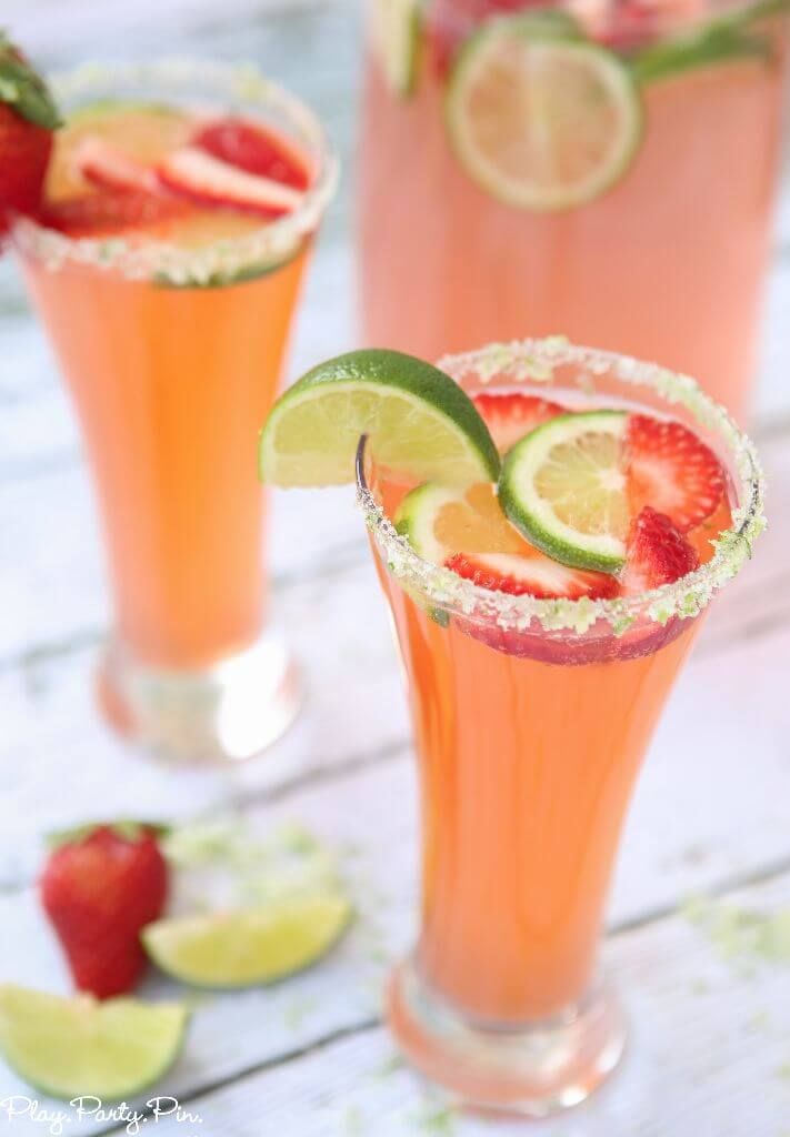 See tsitruseline maasikamocktail näeb välja hämmastav, üks parimaid alkoholivabu suvejooke!