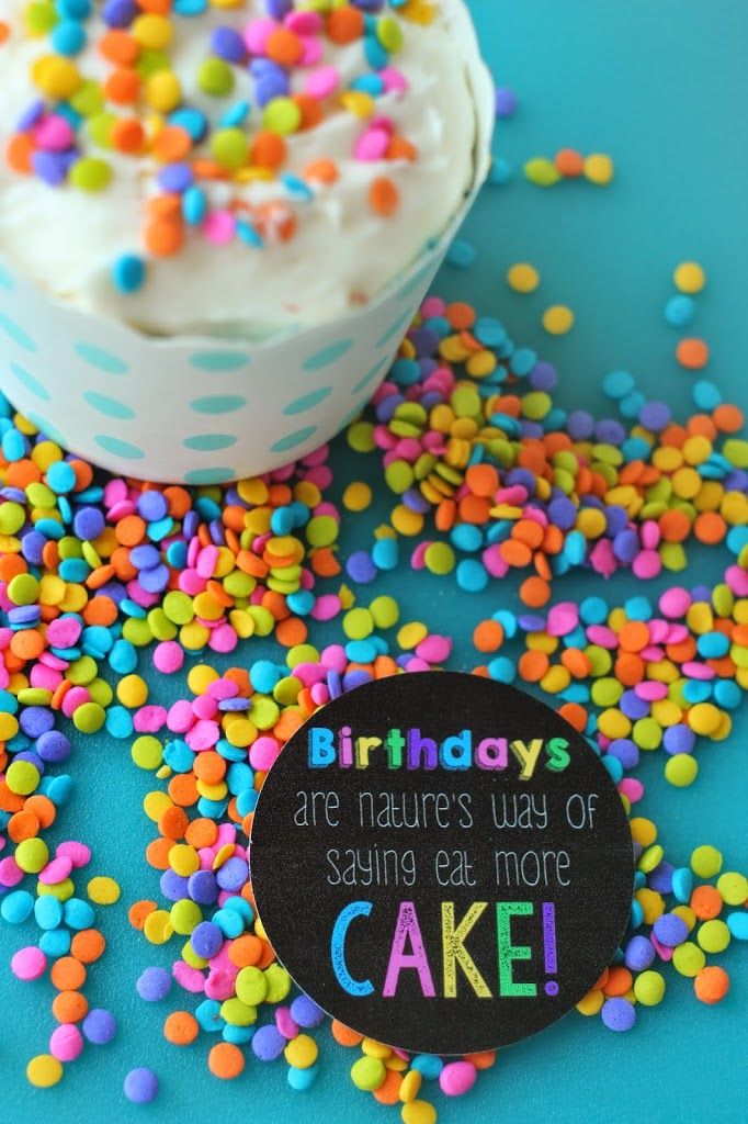 Me encanta la idea de darle un cupcake a un amigo con esta linda etiqueta de cumpleaños para imprimir gratis