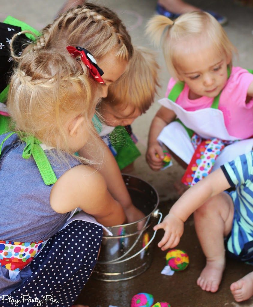 Lieciet bērniem iemest šļakatu bumbiņas uz burtiem vai cipariem, lai padarītu mācīšanos jautru