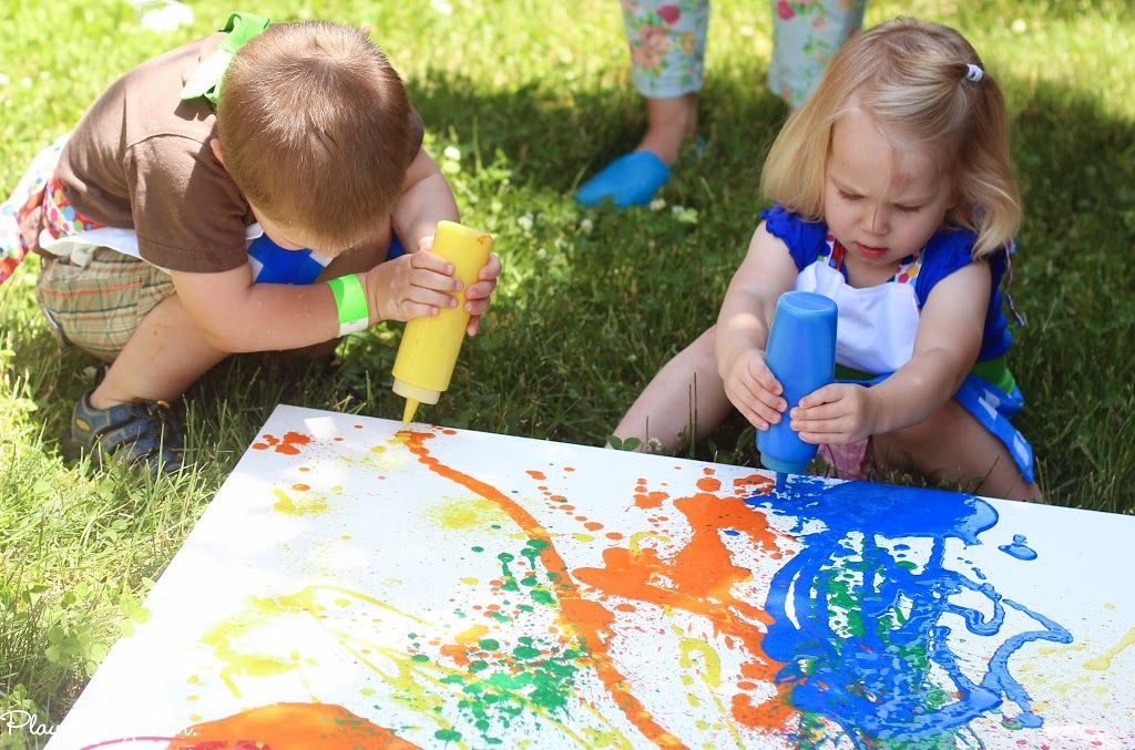 Piepildiet izspiestās pudeles ar mazgājamu krāsu un ļaujiet bērniem pašiem izveidot šļakatām gleznu, kas ir ideāli piemērota mākslas ballītei