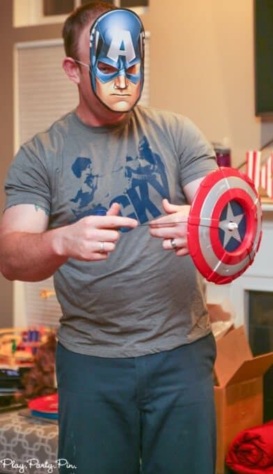 Υπέροχη ιδέα παιχνιδιού ασπίδας Captain America, αγαπήστε όλα αυτά τα παιχνίδια πάρτι Avengers και ιδέες πάρτι Avengers!