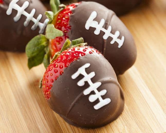Bolas de morango são ótimos itens do menu da festa do Super Bowl
