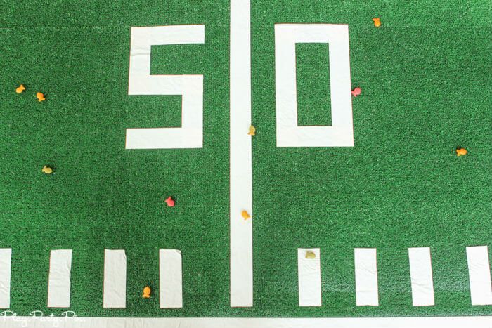 Jogos divertidos de festa do Super Bowl, como este, em que os convidados tentam atirar coisas para que caiam nas linhas do campo de futebol!