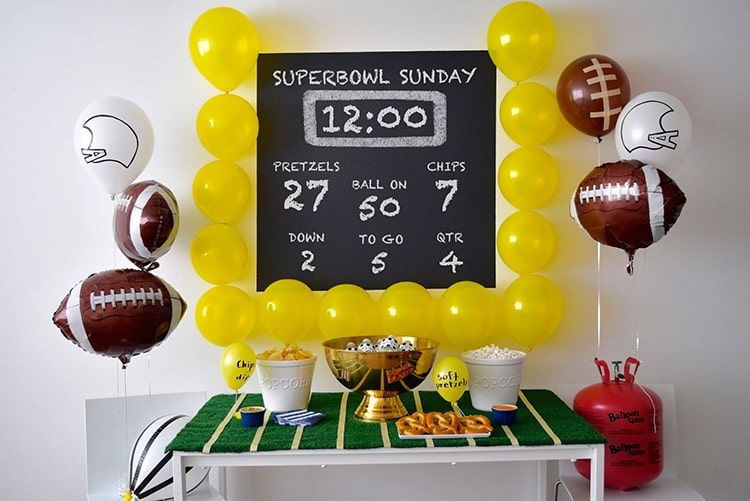 Un poste de gol de campo con globos es una de las mejores ideas para la fiesta del Super Bowl