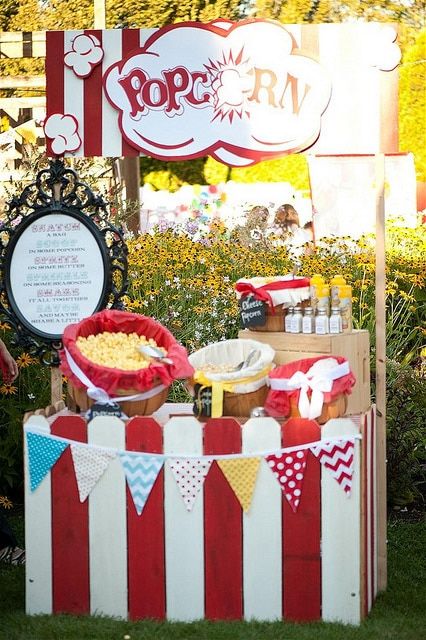 Uma barra de pipoca também serve de decoração para festas de circo e comida