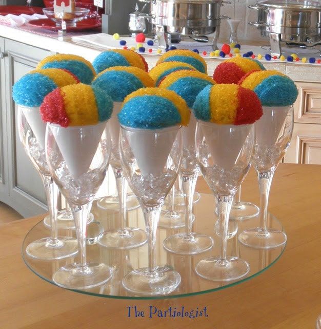 Cupcakes de cone de neve em uma festa de aniversário de circo