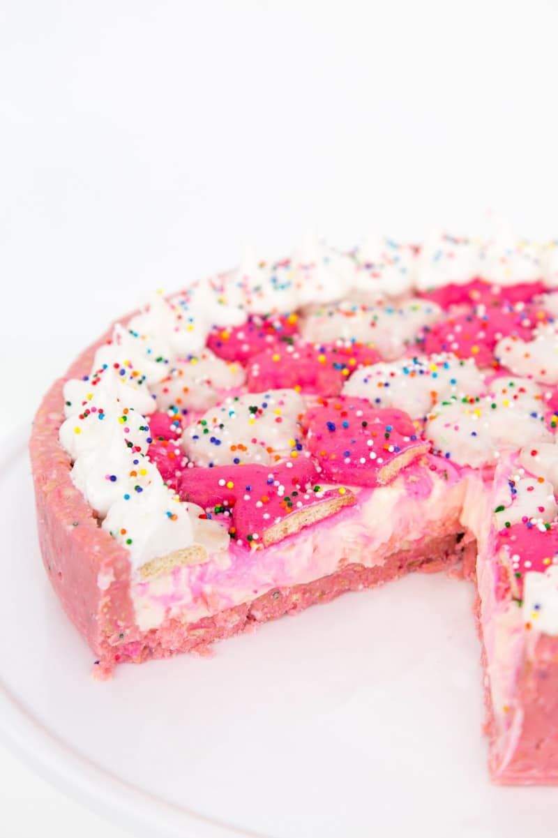 Cirkusový tvarohový dort na cirkusové párty s růžovými a bílými