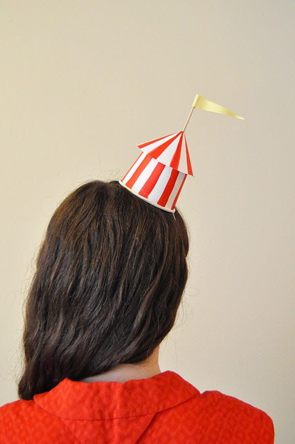 Sombrero de fiesta de circo encima de una niña