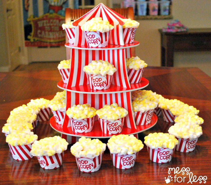Cupcakes de palomitas de maíz en una fiesta temática de circo