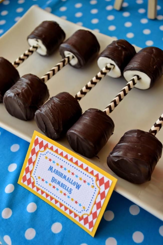 Marshmallows αλτήρες σε πάρτι γενεθλίων τσίρκου