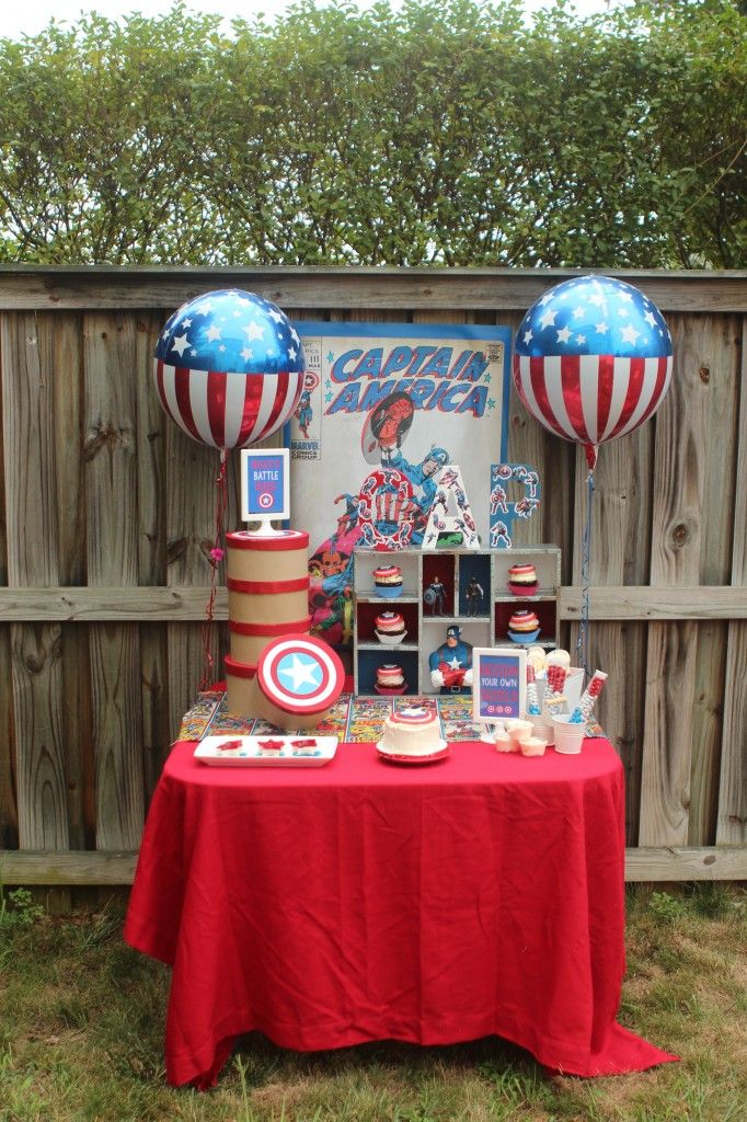Nápady na párty Captain America z playpartyplan.com, absolutně milujte kostýmní stůl, stan a podepište!