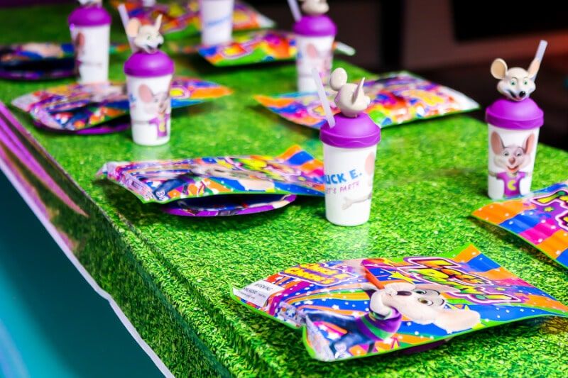 چک ای پنیر پارٹی کے ل col اجتماعی کپ کے ساتھ ایک میز مرتب کیا گیا