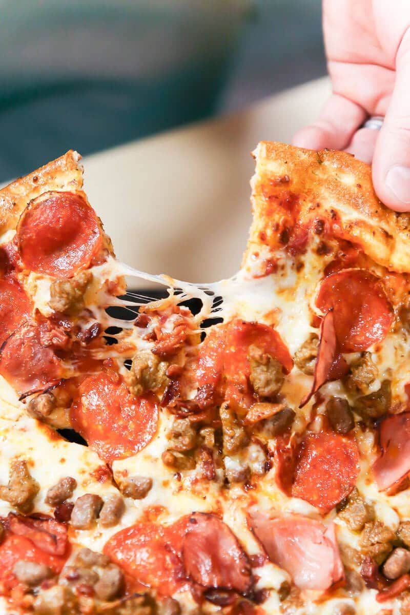 Pizza adalah salah satu pilihan menu yang disertakan di pesta ulang tahun Chuck E Cheese