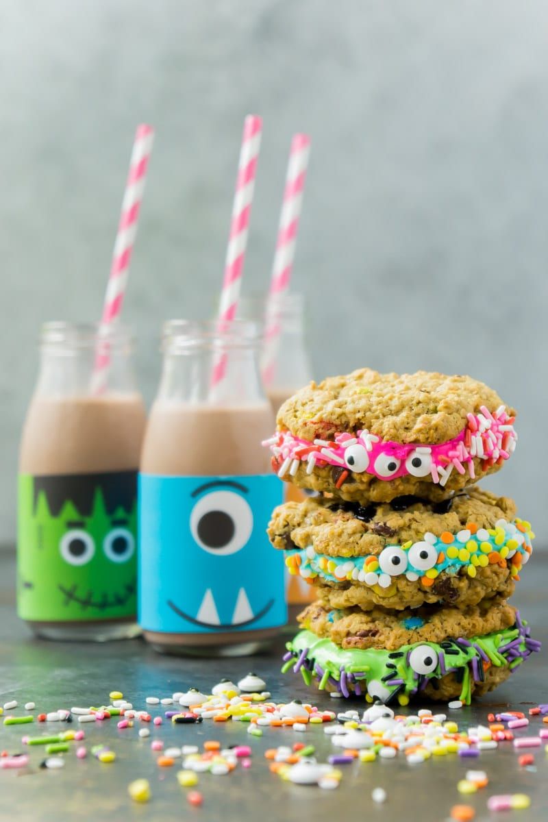 Ang monster milk at cookies ay gumagawa ng magagaling na ideya sa pagkain ng Halloween party