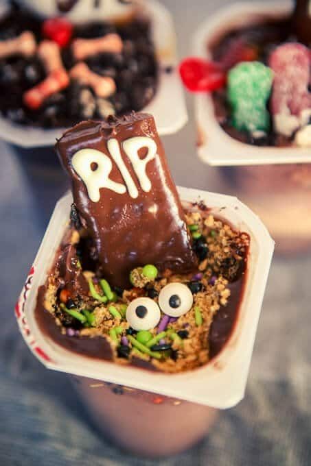 Обичайте това, изкопайте собствената си идея за десерт в гробището, идеален начин да позволите на гостите си да направят свои собствени креативни десерти за Хелоуин! И колко сладки са тези надгробни плочи, покрити с шоколад!