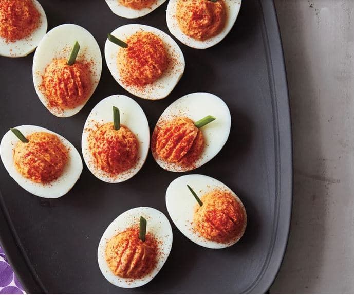 Ouăle diavolate fac idei grozave de mâncare de petrecere de Halloween