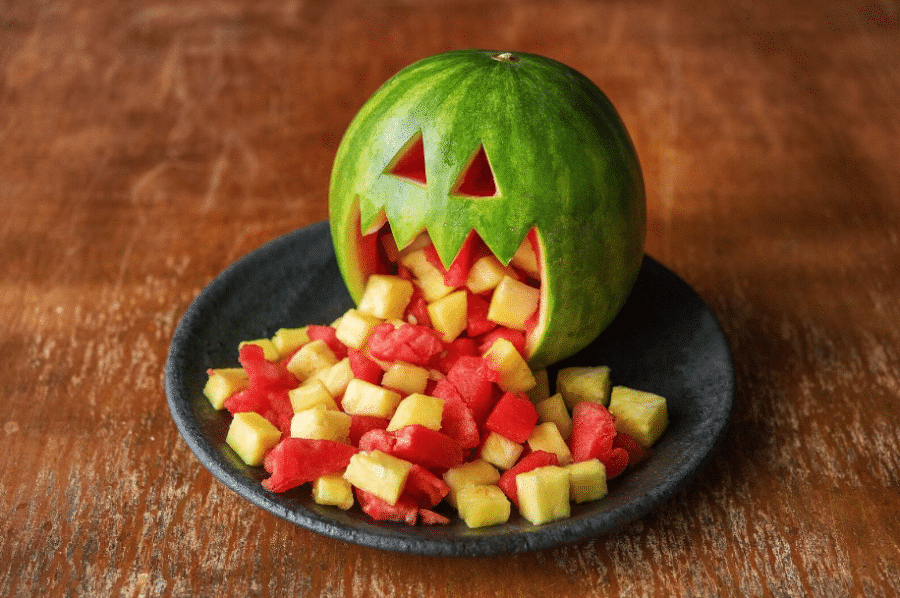Hlava zvracejícího melounu je jedním z nejzábavnějších nápadů na halloweenskou párty