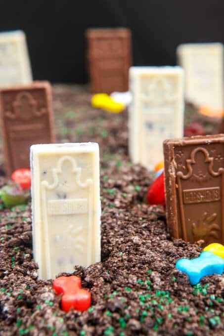 Chocolate graveyard at iba pang mga ideya sa pagkain ng Halloween party