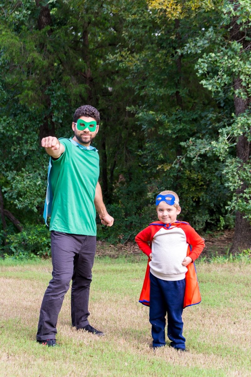 Padre e hijo con disfraces de superhéroe DIY y máscara de superhéroe DIY