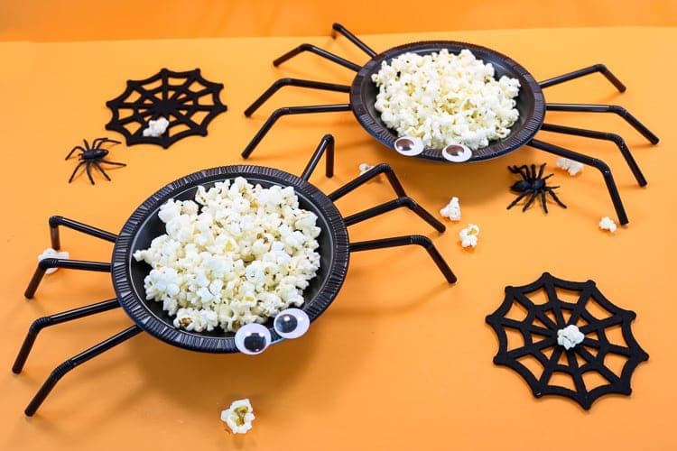 Spider ošetřit mísy s Halloween party jídlo uvnitř