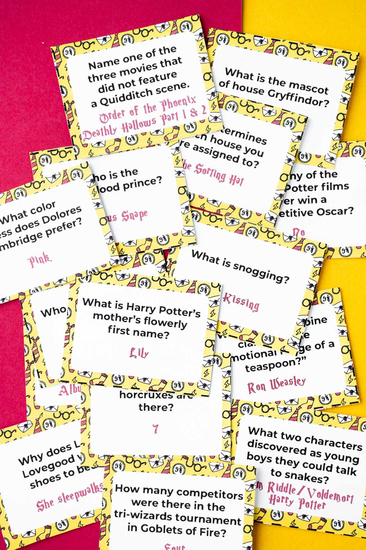 Un montón de tarjetas amarillas de trivia de Harry Potter en un trozo de papel amarillo y rojo