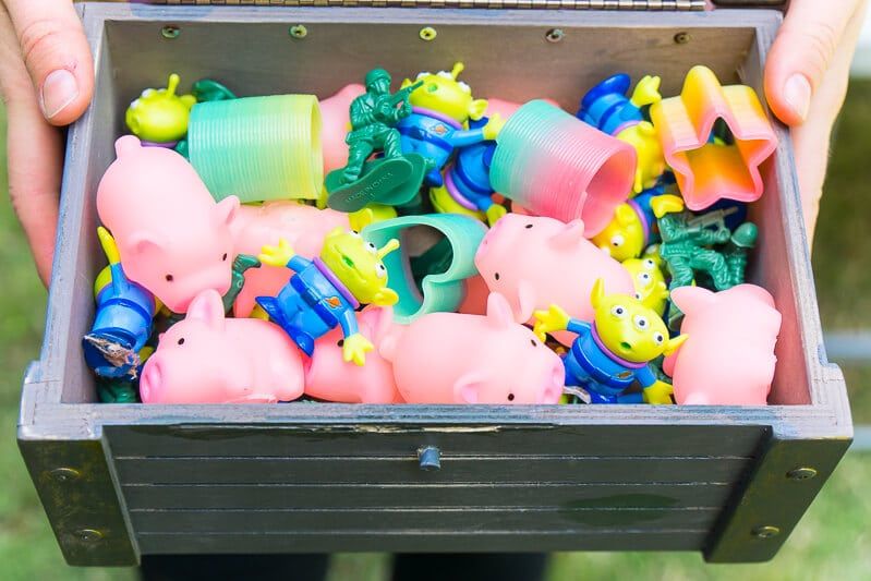 ¡Crea tus propios juegos de Toy Story Midway Mania en casa con este divertido tutorial de juegos al aire libre! Con todo, desde un globo de dardos hecho en casa hasta una caja de golpe, ¡muchas ideas divertidas!