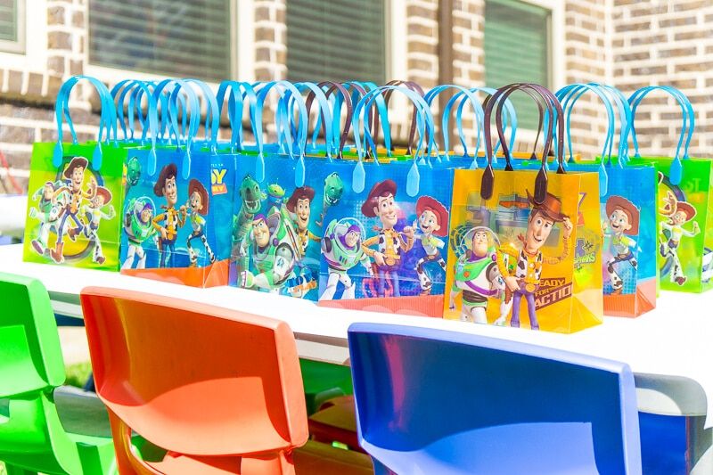 Создайте свою собственную игру Toy Story Midway Mania у себя дома с помощью этого веселого учебника по играм на открытом воздухе! Со всем, от самодельного дротика из воздушного шара до боксерской коробки, столько забавных идей!