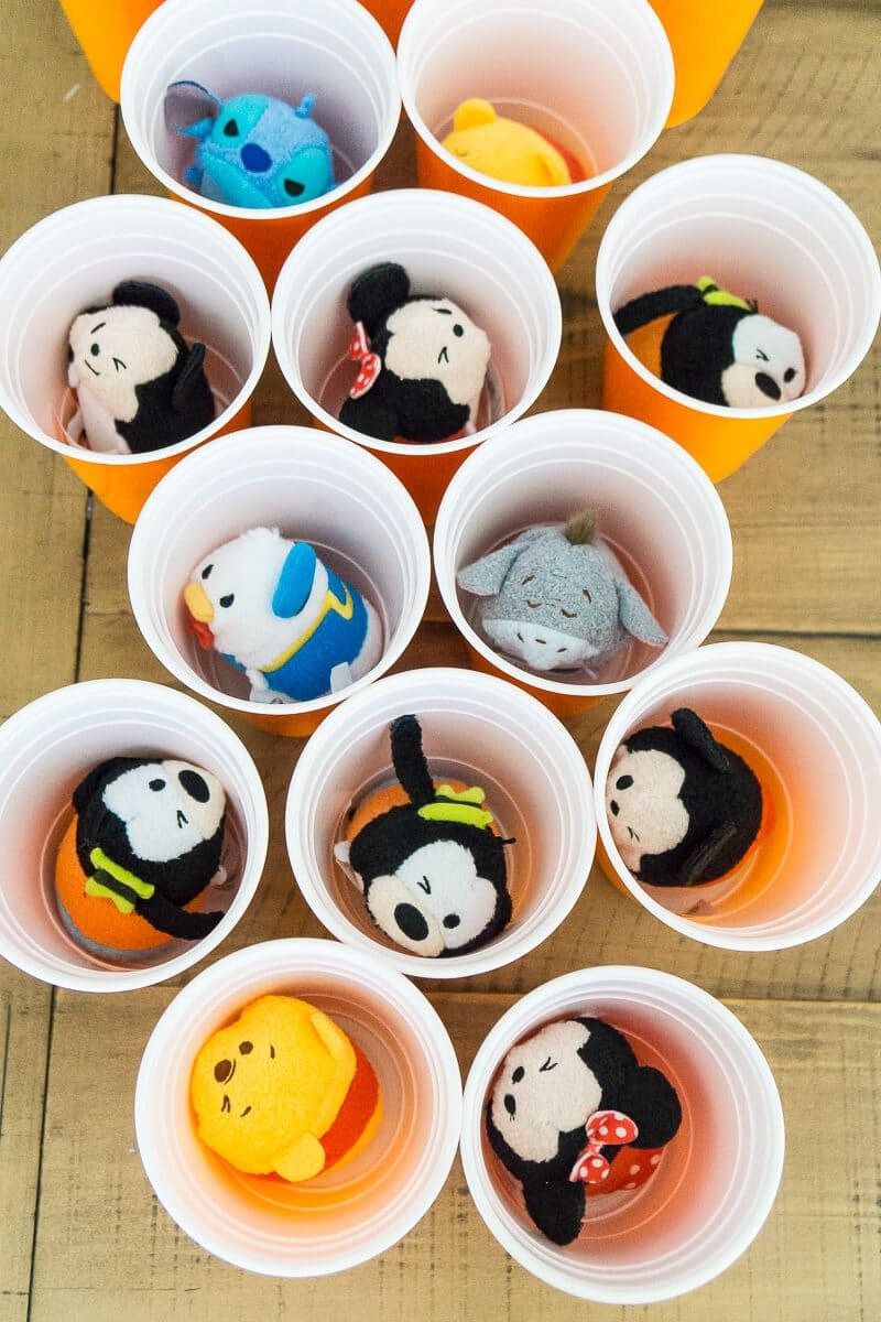 ¡Crea tus propios juegos de Toy Story Midway Mania en casa con este divertido tutorial de juegos al aire libre! Con todo, desde un globo de dardos hecho en casa hasta una caja de golpe, ¡muchas ideas divertidas!