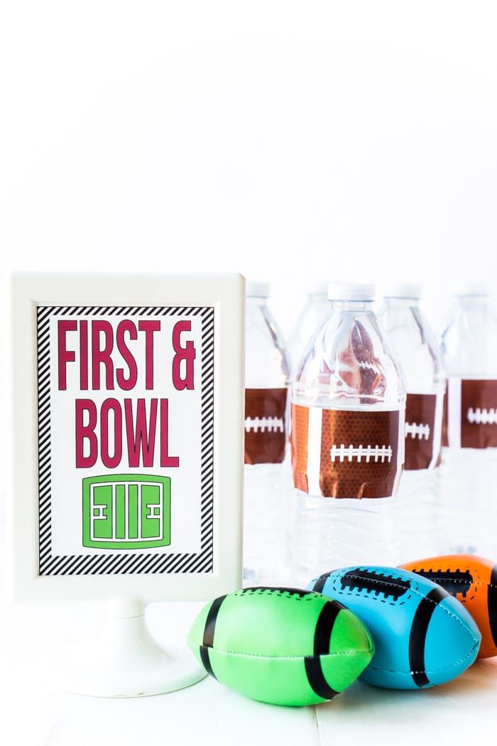 DIY nogometne zabavne igre za otroke z brezplačnimi kartami z navodili za tiskanje! Vsekakor šest najboljših stvari na nogometni zabavi, najsi gre za Super Bowl ali otroški rojstni dan!