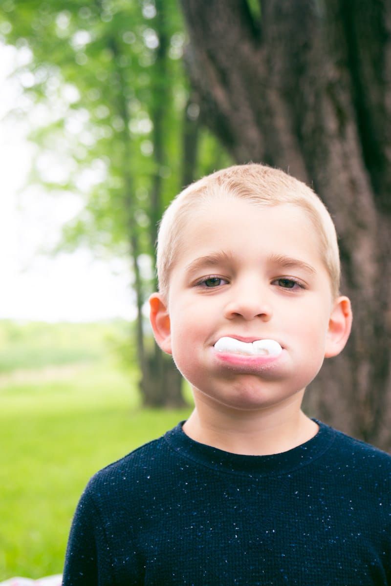 Trẻ em với kẹo dẻo từ một s
