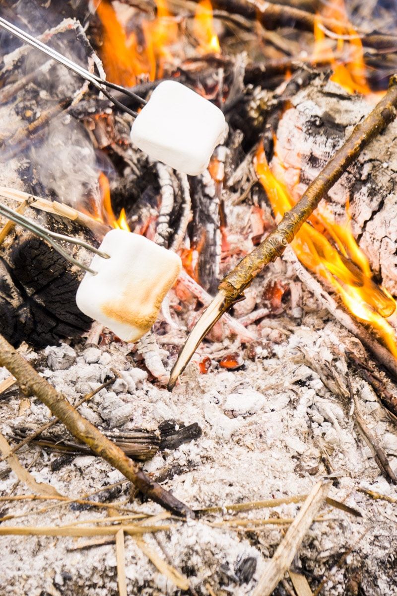 Assando marshmallows de um s