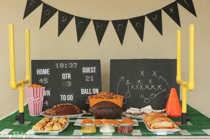 Tudo o que você precisa para dar uma festa do super Super Bowl, incluindo jogos de festa do Super Bowl, ideias de comida de futebol e muito mais!