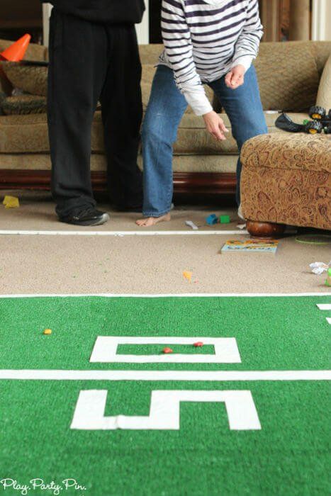 Zábavné společenské hry Super Bowl, jako je tato, kde se hosté snaží házet věci a přimět je, aby přistáli na fotbalových hřištích!
