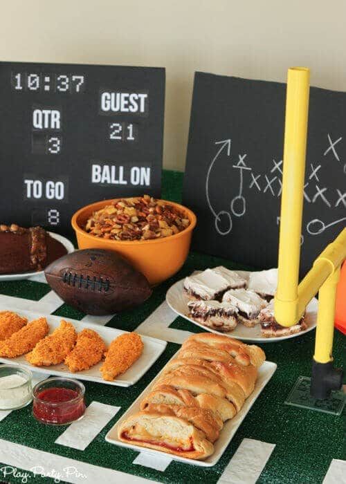 Vše, co potřebujete k pořádání večírků Super Bowl, včetně společenských her Super Bowl, nápadů na fotbalové jídlo a dalších!