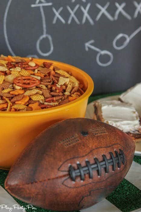 Vše, co potřebujete k pořádání večírků Super Bowl, včetně společenských her Super Bowl, nápadů na fotbalové jídlo a dalších!
