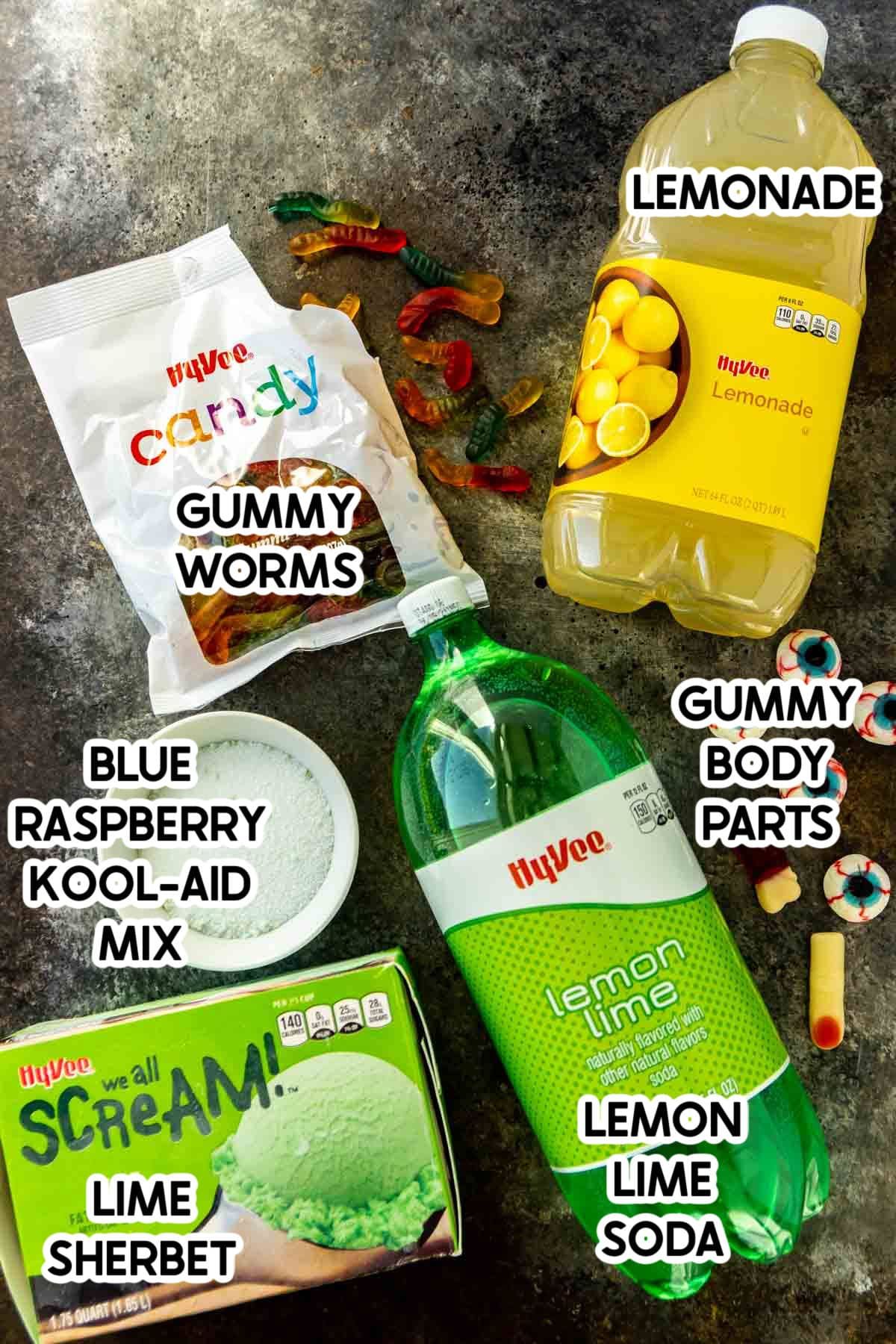 Begudes i altres ingredients per a un cop de puny de Halloween amb etiquetes