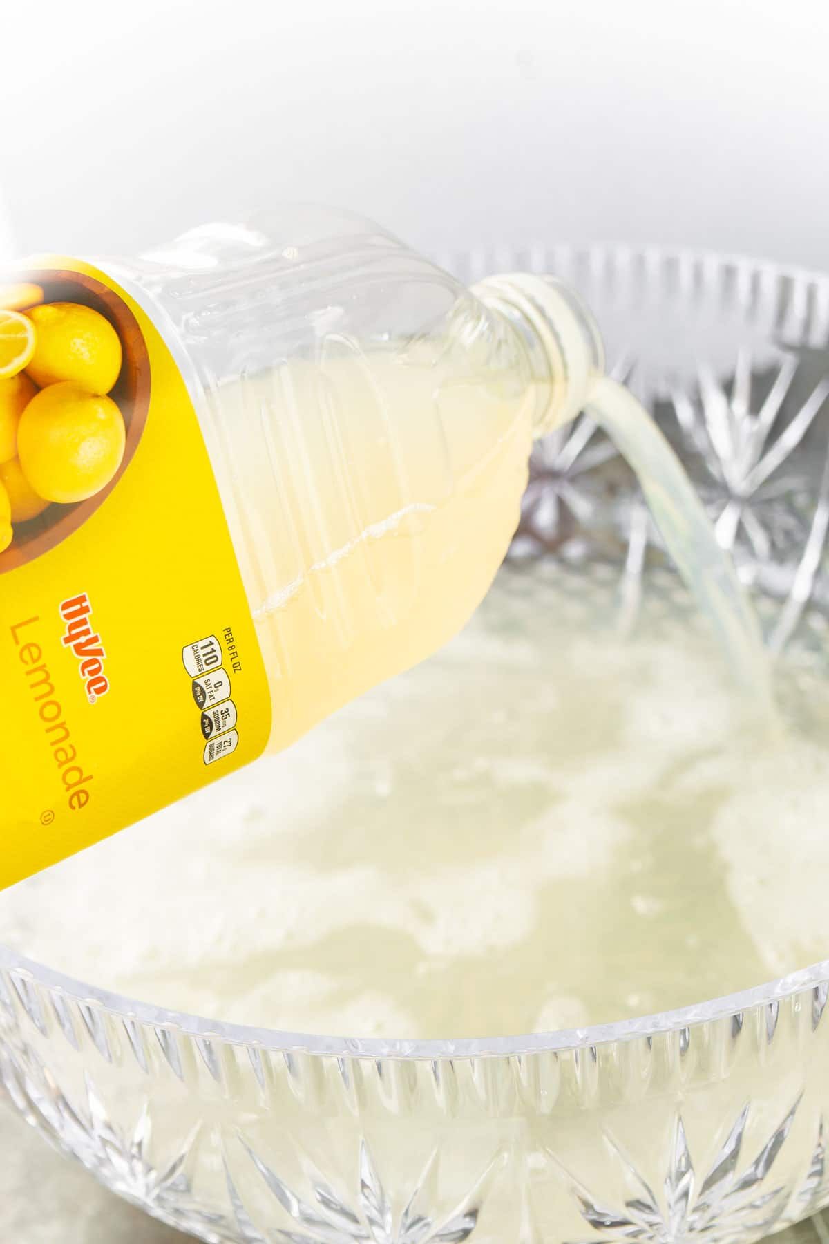 Lemonade dituangkan ke dalam mangkuk pukulan