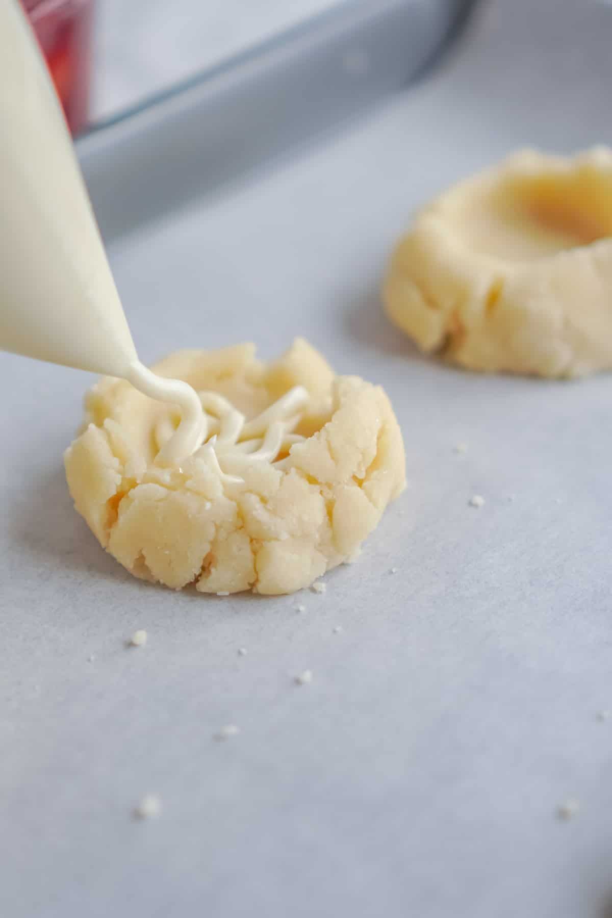 El farciment de pastissos de formatge s’enganxa a una galeta de sucre