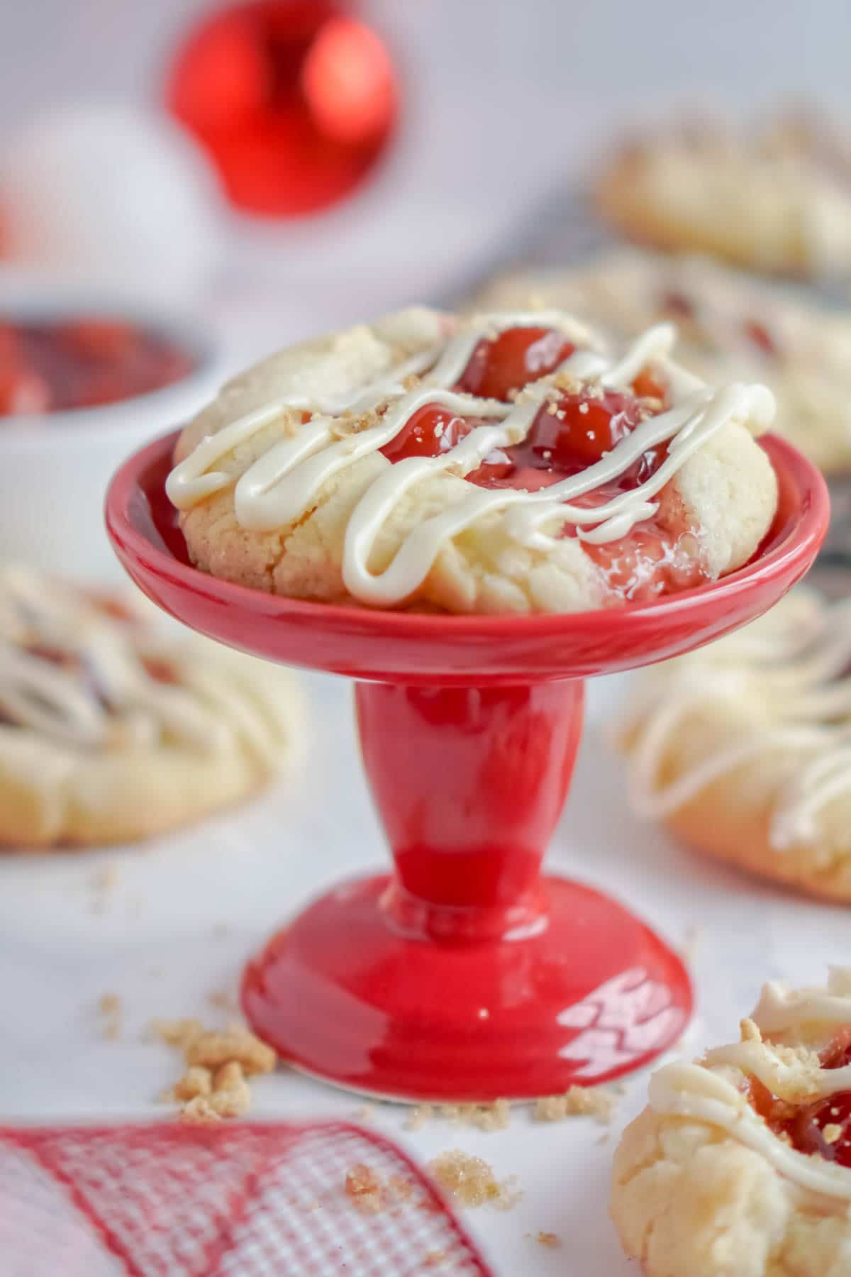 Vyšnių sūrio pyrago sausainiai ant raudono sausainių stovo