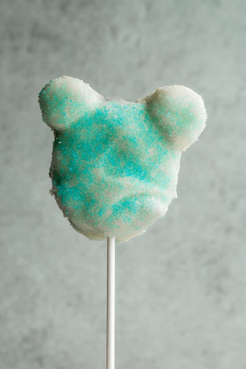 Faça esses pops de bolo do Mickey Mouse caseiros com esta receita simples da Disney que copia você mesmo! Eles