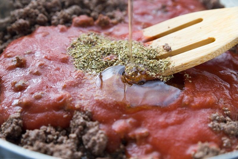 Koření a med nalité do nejlepšího receptu na špagetovou omáčku