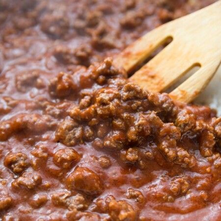 Panvica plná najlepšej sladkej omáčky na špagety z mäsa