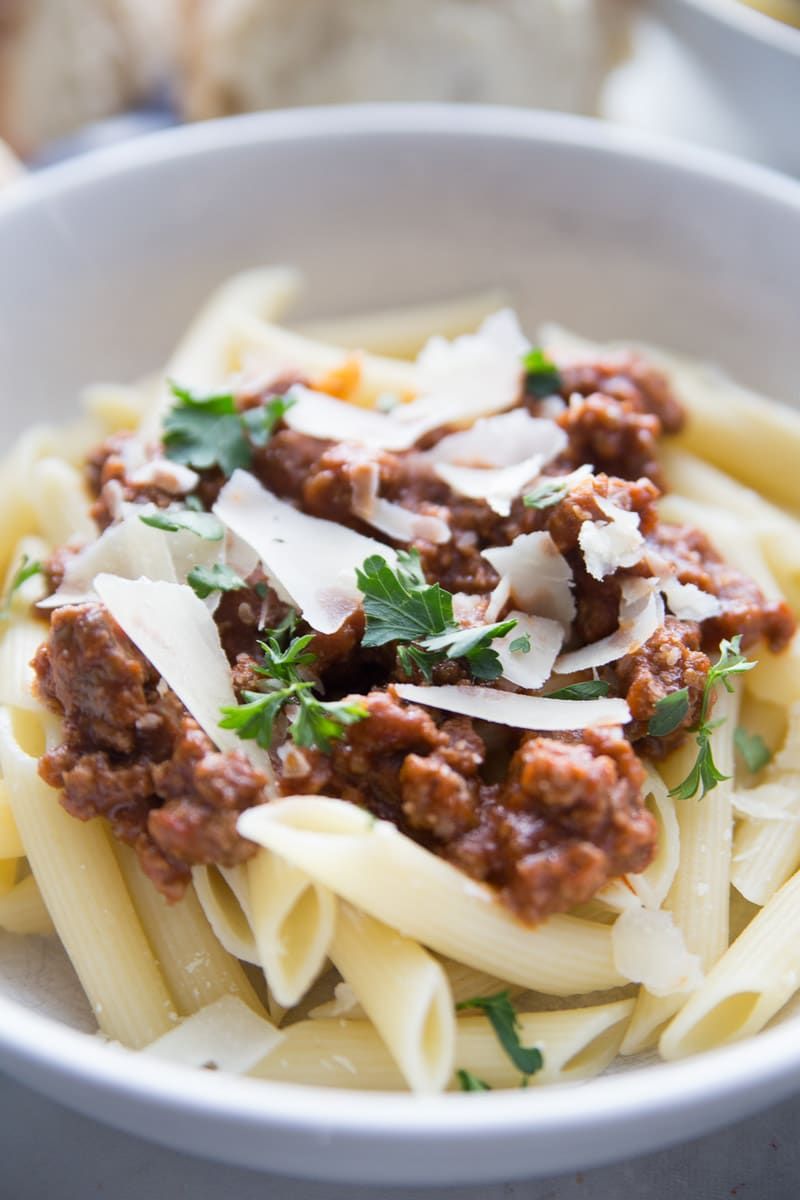 Mísa plná těstovin přelitá domácí špagetovou omáčkou a parmazánem
