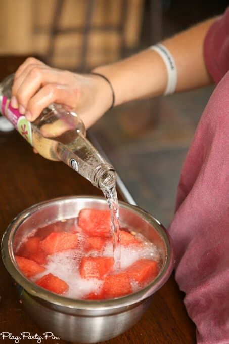 Aquest suc de síndria d’aigua amb gas és la beguda estiuenca perfecta per passar un dia calorós o una beguda nocturna fantàstica per a noies.